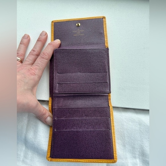 LV💛Épi Double Snap Wallet - Picture 6 of 10
